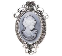 Spilla ritratto con accenti in cristallo e cornice traforata | Struttura in lega, ritratto centrale scolpito, finitura decorativa dimensionale dal centro alla cornice esterna