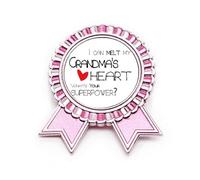 Spilla rosa con scritta "I Can Melt My Grandma's Heart Nana", Medio, Metallo
