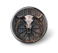 Spilla rotonda a forma di teschio di con lunghe corna e ruota di carro del vecchio West appesa a una parete di legno, spilla da cravatta unisex liscia, spilla leggera per gioielli artigianali,