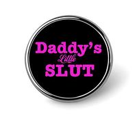 Spilla rotonda con scritta "Daddy's Little Slut" per uomo e donna, con distintivo personalizzato, bottone, spilla da colletto, abito, sciarpa, giacca, accessori