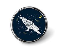 Spilla rotonda con scritta incisa in silhouette di corvo circondata da piume, spilla da bavero liscia unisex, spilla leggera per gioielli artigianali, decorazione per accessori per costumi da uomo