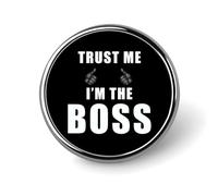 Spilla rotonda in metallo con scritta "Trust Me I'm The Boss"