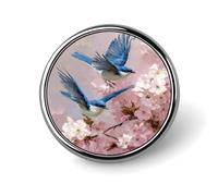 Spilla rotonda in metallo con uccelli blu acquerellati che volano tra i fiori di ciliegio, ideale come regalo per uomo, donna, per abbigliamento, borse e cappelli.