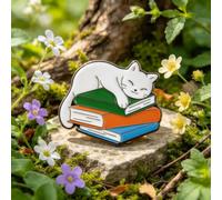 Spilla smaltata a forma di gatto bianco addormentato sul libro, per giacche, zaini, cappelli e borse