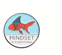 Spilla smaltata a forma di pesce rosso a forma di squalo da collezione, con scritta "Mindset Is Everything"