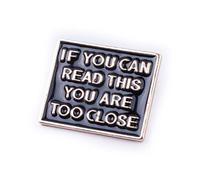 Spilla smaltata alla moda con scritta "If You Can Read This You Are Too Close", spilla in metallo per vestiti, borse, gioielli per compleanno, San Valentino, anniversario, professionale e alla moda,