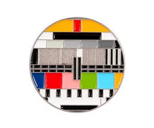 Spilla smaltata classica con scheda di prova TV retrò, design televisivo, color oro, 2,8 x 2,8 cm