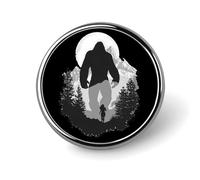 Spilla smaltata con Bigfoot e donna che scappa, ideale per bavero, zaini, cappelli e occasioni speciali. 2,5 cm.