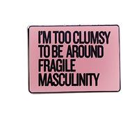 Spilla smaltata con scritta in inglese "I'm Too Clumsy To Be Around Fragile Masculinity" per uomini, donne, ragazzi e ragazze, gioiello alla moda per zaini, magliette, giacche, borse con cappuccio