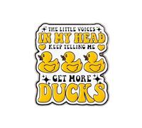 Spilla smaltata con scritta in inglese "The Little Voices In My Head Keep Telling Me Get More Ducks", 3 cm x 2,8 cm, divertente spilla in metallo per amanti delle anatre, regalo per giacche, zaini