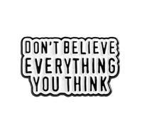 Spilla smaltata con scritta in lingua inglese "Don't Believe Everything You Think", 3 x 1,8 cm, design motivazionale in bianco e nero, con chiusura sicura per giacche, borse, cappelli