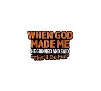 Spilla smaltata con scritta in lingua inglese "When God Made Me He Grinned And Said This'll Be Fun", divertente spilla religiosa umoristica, regalo cristiano per credenti, zaino, cappello e borsa