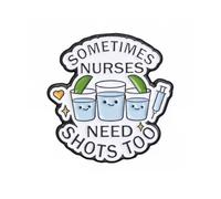 Spilla smaltata con scritta "Sometimes Nurses Need Shots Too", 3 x 2,8 cm, divertente spilla umoristica per infermieri, infermieri, operatori sanitari e studenti infermieristici