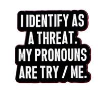 Spilla smaltata divertente "I Identify As A Threat, My Pronouns Are Try/Me" Sassy Spilla da bavero, Spilla femminista, Spilla sarcastica per giacca umoristica