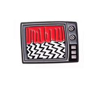 Spilla smaltata horror TV - 3 cm x 2 cm spilla televisiva retrò con tenda rossa e design a zigzag nero - Spaventosa spilla TV per vestiti, borse, cappelli, collezionisti e fan dell'orrore