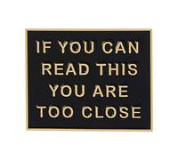 Spilla smaltata nera con scritta "If You Can Read This You Are Too Close Please do not approach, refuse strangers", per zaini, Acciaio inossidabile, Senza pietra