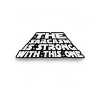 Spilla smaltata The Sarcasm is strong with this one, 1 cm x 2,8 cm, con citazione divertente in bianco e nero con lettere in grassetto, spilla umoristica per giacche, zaini