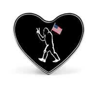 Spille a forma di cuore con Bigfoot che cammina e tiene in mano la bandiera americana, spille da bavero in metallo, regali per uomo, donna, vestiti, borse, cappelli