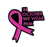 Spille a nastro rosa con slogan "In October We Wear Pink" per eventi di sensibilizzazione sul cancro al seno, spilla smaltata durevole per decorazione di abbigliamento, Misura unica, Metallo