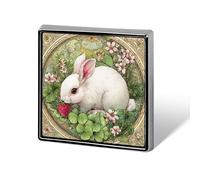 Spille e spille unisex con motivo a coniglio bianco che rosicchia un trifoglio di fragole, quadrate, leggere, con spilla, per abbigliamento, scialle e cappello