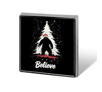 Spille quadrate alla moda a forma di cappello di Babbo Natale Bigfoot per uomo e donna, spille in metallo divertenti, distintivi per giacca, borsa e cappello