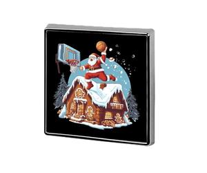 Spille quadrate alla moda con Babbo Natale che gioca a basket per uomo e donna, spille in metallo divertenti, distintivi per giacca, borsa e cappello