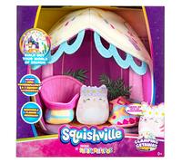 Squishville Deluxe Playscene-Include 2 Pollici Paulita The Pink Tabby Cat, Sedia a Secchio, Sacco a Pelo e Scena Glamping-Giocattoli per Bambini, Multicolore, Play Scene, SQM0210