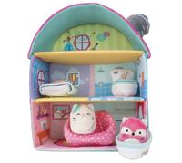 Squishville Squishmallow Fifi's Cottage Townhouse, Blair e Fifi Soft Mini-Squishmallow da 5 cm e 4 accessori per mobili di peluche, peluche irresistibilmente morbido, 3 piani da esplorare, esclusiva