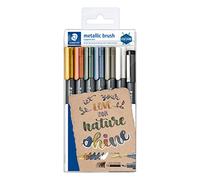 STAEDTLER 8321 TB7 - Pennelli metallici a portafoglio di colori assortiti, tra cui una penna bianca e un rivestimento nero pigmentato.