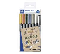 STAEDTLER 8321 TB7 - Pennelli metallici a portafoglio di colori assortiti, tra cui una penna bianca e un rivestimento nero pigmentato.