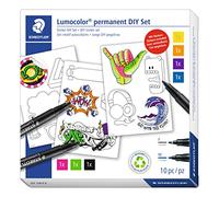 STAEDTLER Set di adesivi fai da te Lumocolor, massima brillantezza dei colori, resistenti alle sbavature e all'acqua su quasi tutte le superfici, set di 7 pennarelli permanenti Lumocolor e 3 fogli adesivi da dipingere, 31 SET2