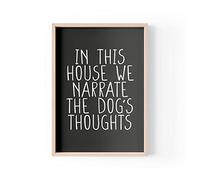 Stampa con citazioni divertenti | Stampe per la casa | In This House We Narrate The Dog Thoughts | Estetica artistica da parete | A4 A3 A5 * Cornice non inclusa * PBH59