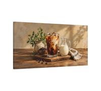 Stampa su tela Caffè freddo per cucina, 100 x 50 cm | Movimento Avvolgente Della Crema, Bicchiere Trasparente Con Ghiaccio Visibile, Trama Della Tavola In Legno Scavata A Mano