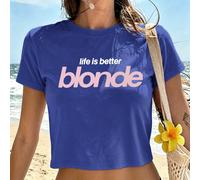Stampata con la scritta "Life is Better Blonde", questa t-shirt aderente e con scollo a spalle scoperte è perfetta per l'estate. Un capo basic, unisex, adatto a migliori amici o adolescenti. Morbida e