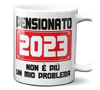 STAMPATEK Tazza Pensionato 2023 - Idea Regalo Pensione per Capo e Collega - Gadget Pensionante per Colazione, Portapenne, Scrivania