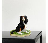 Statua del cane Cavalier Spaniel seduto, regalo commemorativo da collezione per