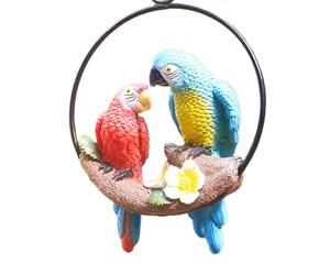 Statua di ornamento di uccello pappagallo appeso in resina, come un vero