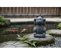 Statua Maneki-neko in ceramica - Gatto portafortuna - altezza 21 cm.
