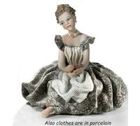Statuetta Damina Veneziana in Abito di tulle e damasco Porcellana Capodimonte