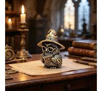 Statuetta in ottone a forma di gufo mago, gufo con cappello a punta da mago, occhiali vintage con montatura rotonda appoggiati sul viso, ali che abbracciano un piccolo libro aperto, testa inclinata il
