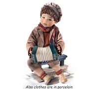 Statuina di bambino con fisarmonica statuetta in porcellana italiana Capodimonte