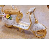 statuina di moto vespa in porcellana Capodimonte con foglia d'oro fiori o frutti