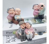 Statuina in resina di una coppia di anziani con il loro cane amato, dipinta a mano, che simboleggia l'amore e la compagnia, adatta a vari stili di arredamento, ideale per la decorazione interna/estern