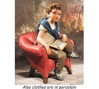 Statuina porcellana Capodimonte ragazzo in poltrona statuetta bambino con libro