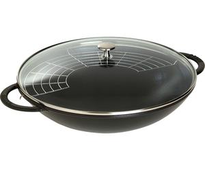 Staub Wok con due manici, ghisa, nero, coperchio in vetro, Ø 37 cm Wok con due manici, ghisa, nero, coperchio in vetro, Ø 37 cm