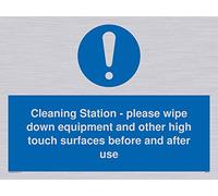 Stazione di pulizia: si prega di pulire le attrezzature e altre superfici ad alto tocco prima e dopo l'uso.