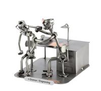 Steelman24 I Omini di Viti Otorino con Piastra di Incisione Personale I Idee Regalo Originale I Soprammobili in Metallo I Modellino