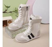 Stiamo acquistando un paio di nuove scarpe sportive casual alla moda per bambini in primavera e autunno. Il design con lacci assicura una vestibilità salda ed è adatto per bambini di età compresa tra