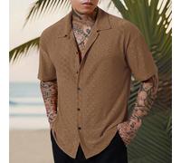 Stile casual da vacanza per uomo, maglia nera e bianca geometrica a righe, camicia dal taglio morbido a maniche corte con pannello con bottoni. Questa camicia incarna l'eleganza e il romanticismo fran