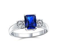 Stile classico senza tempo anello di fidanzamento con zaffiro blu simulato taglio smeraldo rettangolare 2CT tre pietre passato presente futuro per donne in argento sterling .925 con fascia semplice.